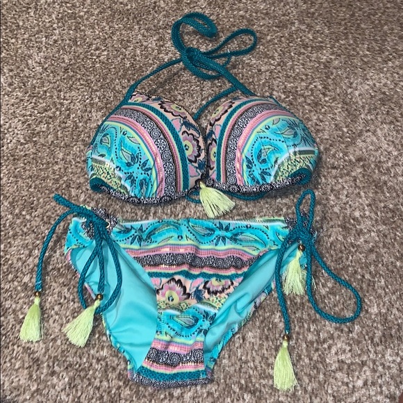 Bikini - Picture 1 of 1